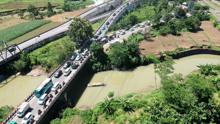 Jalur Tengah Tegal Menuju Purwokerto Padat Merayap Foto udara kendaraan pemudik berjalan pelan saat melintas di jalan layang Klonengan, Margasari, Kabupaten Tegal, Jawa Tengah, Minggu (7/4/2024). Pada H-3 lebaran jalur tengah dari arah Tegal Brebes menuju Purwokerto terpantau padat merayap sepanjang lima kilometer yang diperkirakan memuncak pada malam hari. ANTARA FOTO/Oky Lukmansyah/nym.