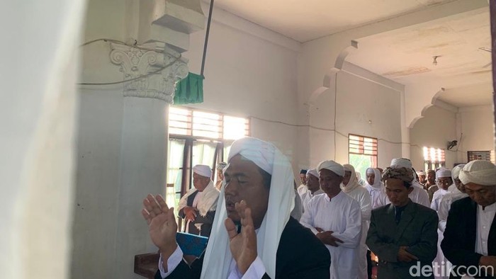 Jamaah Tarekat Naqsabandiyah laksanakan salat Ied di Pesantren Marindal, Deliserdang beberapa waktu lalu. (Kartika Sari/detikSumut)