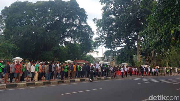 Jokowi Bagikan Paket Sembako di Bogor