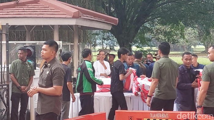 Presiden Jokowi Tebarkan Kebahagiaan dengan Pembagian Sembako di Bogor