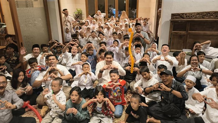 Kala Aktivis-Sahabat Ara Sosialisasikan Makan Gratis untuk 400 Anak Yatim Piatu Sahabat Bang Ara menggelar silaturahmi sekaligus buka bersama. Mereka juga memberikan santunan pada 400 anak yatim.