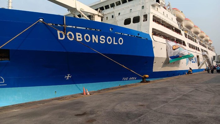 Kapal Dobonsolo Pelni mengangkut pemudik ke Semarang