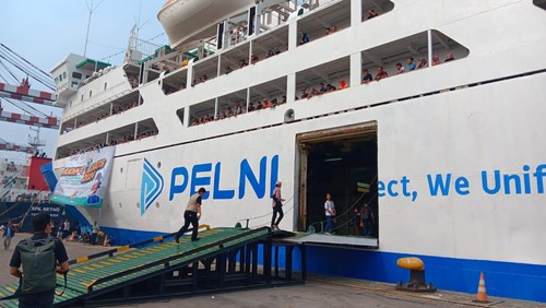 Kapal Dobonsolo Pelni mengangkut pemudik ke Semarang