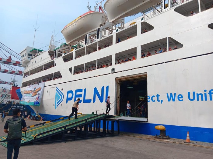 Kapal Dobonsolo Pelni mengangkut pemudik ke Semarang