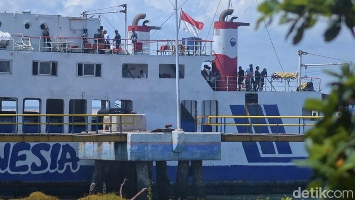 Kapal Roro di Pelabuhan Tanjung Kalian Mentok, Kabupaten Bangka Barat, Babel.