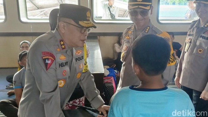 Kapolda Lampung, Irjen Helmy Santika saat meninjau Pelabuhan Bakauheni