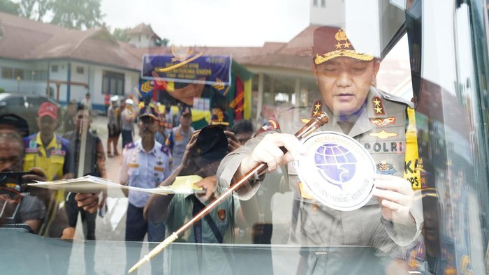Kapolda Riau Irjen Mohammad Iqbal dan jajaran mengecek tiga jalur mudik sejak pagi tadi. (Dok Humas Polda Riau)