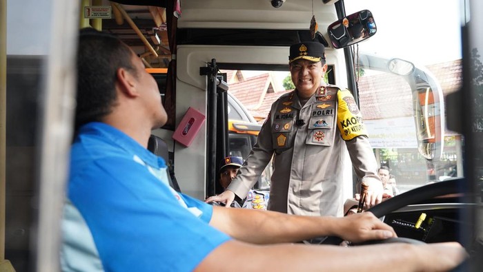Kapolda Riau Irjen Mohammad Iqbal mengecek kesiapan mudik lebaran di Terminal dan Bandara SSK II Pekanbaru .(Dok Humas Polda Riau)
