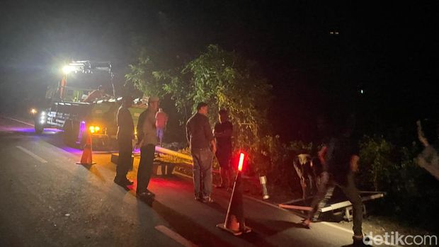 Kapolres Bone meninjau pemasangan lampu jalan di Sumpang Labbu. Agung Pramono/detikSulsel.