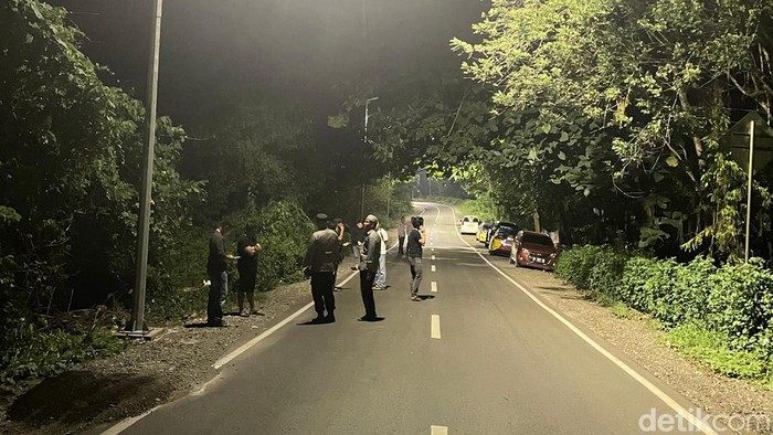 Kapolres Bone meninjau pemasangan lampu jalan di Sumpang Labbu. Agung Pramono/detikSulsel.