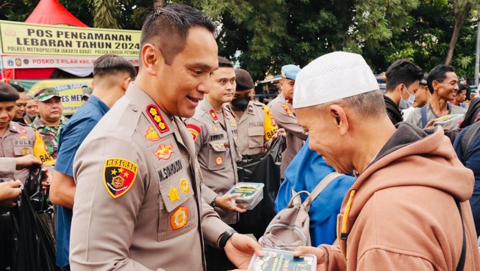 Kapolres Jakarta Barat Kombes M Syahduddi mengecek terminal bus Grogol Petamburan