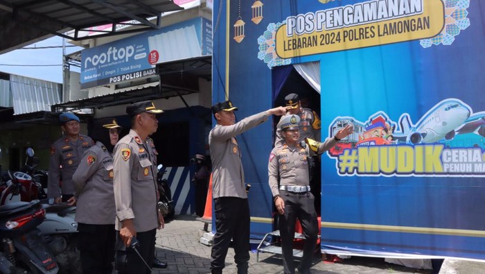 Kapolres Lamongan mengecek kesiapan personel di Pos Pam dan Pos Yan Lamongan.