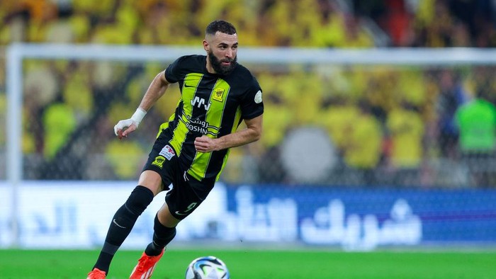 JEDDAH, SAUDI ARABIA - APRIL 5: Karim Benzema of Al Ittihad controls the ball during the Saudi Pro League match between Al-Ittihad and Al-Taawoun at King Abdullah Sport City Stadium on April 5, 2024 in Jeddah, Saudi Arabia.(Photo by Yasser Bakhsh/Getty Images)