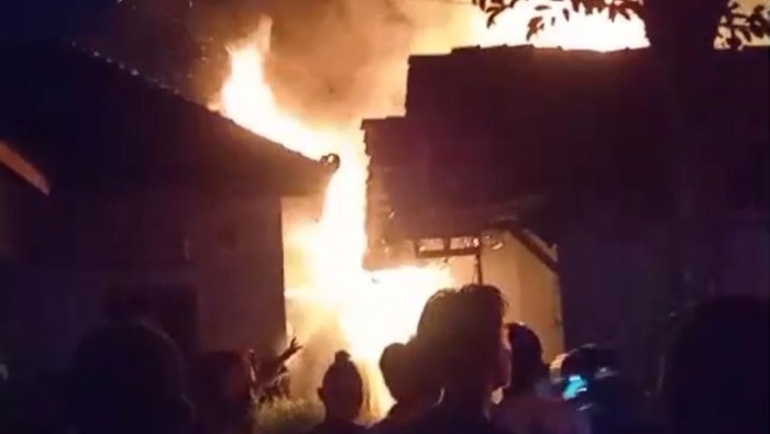 Kondisi rumah yang dilalap api di Wonosari Gunungkidul malam ini