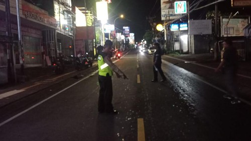 Polisi melakukan olah tempat kejadian perkara (TKP) di Jalan Uluwatu, Jimbaran, Kuta Selatan, Badung pada Sabtu (6/4/2024).