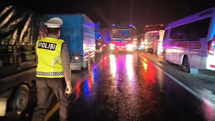 Kemacetan di jalan lintas Sumatera Palembang-Jambi sudah mulai berangsur lancar