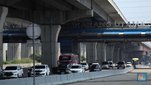 Kendaraan melintas di jalan tol Layang Sheikh Mohammed Bin Zayed (MBZ) km 29 Jakarta - Cikampek, Cikarang, Jawa Barat, Minggu (7/4/2024). (CNBC Indonesia/Tri Susilo)