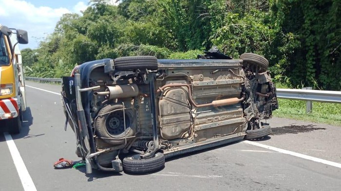 Kendaraan yang terguling di Tol Palikanci, Kabupaten Cirebon