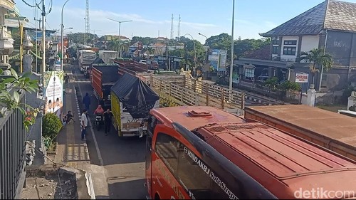 Kepadatan arus lalu lintas menuju Pelabuhan Gilimanuk, Bali.