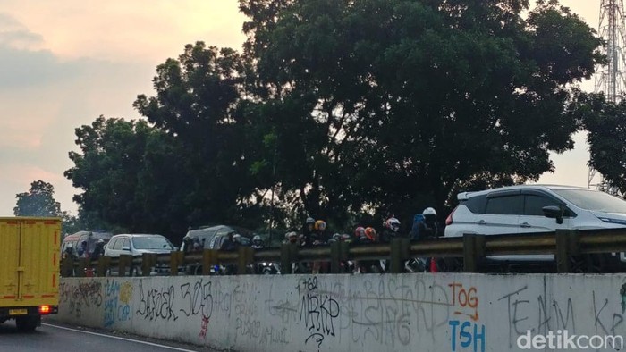 Arus Lalulintas di Simpang Jomin Menuju Cirebon Lumpuh Sore Ini