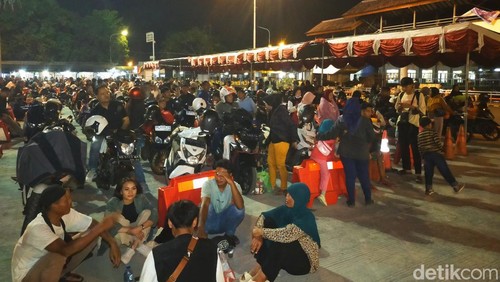 Kepadatan pemudik di Pelabuhan Padangbai, Karangasem, Bali.