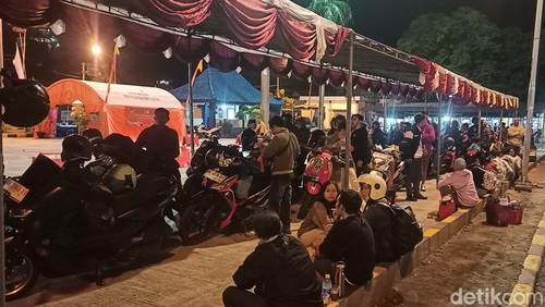 Kepadatan pemudik di Pelabuhan Padangbai, Karangasem, Bali.