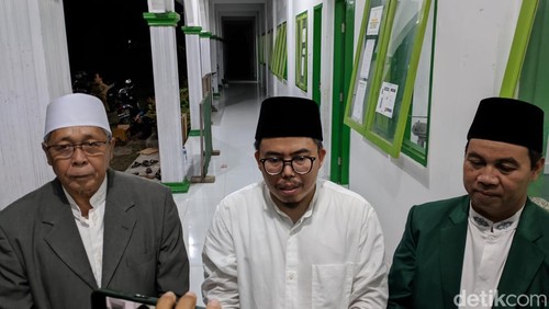 Lalu Gede Muhammad Zainuddin Atsani ditemani oleh Sekjen PBNW Prof. Dr. TGH Fahrurrozi Dahlan (jas hijau) di Ponpes NW Anjani Lombok Timur, Sabtu (6/4/2024).