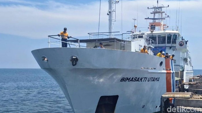 KN Bima Sakti Utama yang mengangkut pemudik Madura telantar di Pelabuhan Jangkar.
