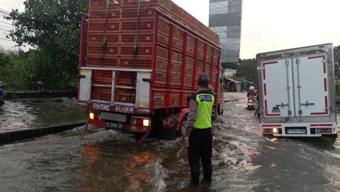 Kondisi banjir di Jalan Kaligawe, Semarang, Minggu (7/4/2024) pukul 10.57 WIB.