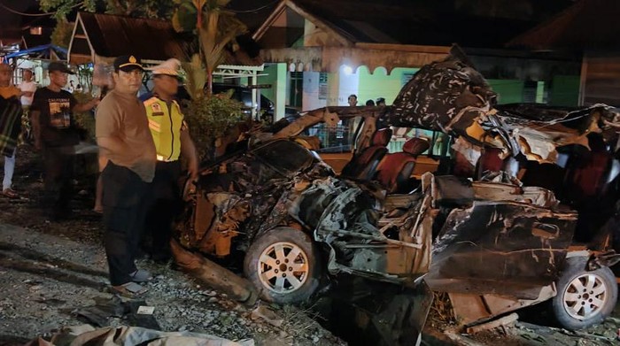 Kondisi kendaraann pasca tabrakan beruntun di Jalinsum, Kelurahan Pintu Padang II, Kecamatan Batang Angkola, Kabupaten Tapanuli Selatan. 2 orang tewas dan 9 orang terluka. (Dok Polres Tapsel)