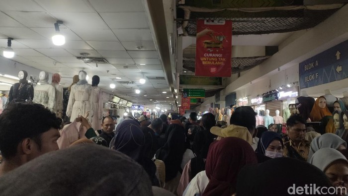 Kemeriahan H-3 Lebaran di Pasar Tanah Abang: Kerumunan Pembeli, Antrean Membeludak