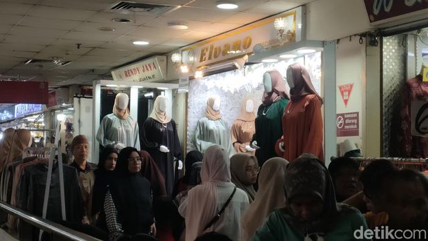 Kondisi Pasar Tanah Abang H-3 Lebaran