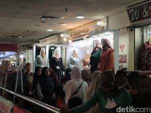 Cerita Warga Serang Kunjungi Pasar Tanah Abang Sejak Pagi Berburu Baju Shimmer