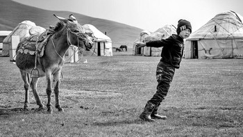 Melalui empati dan kesadaran, kita dapat berusaha untuk menciptakan masa depan di mana setiap anak memiliki kesempatan untuk tumbuh dan berkembang, tanpa terbebani oleh rantai eksploitasi. Foto: Hana Pešková/Boredpanda