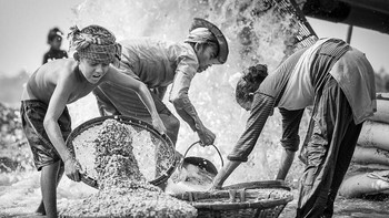 Pekerja anak, menjadi sebuah isu yang mempengaruhi sekitar 170 juta anak di seluruh dunia, membayangi kepolosan mereka, merenggut keceriaan masa kanak-kanak dan menggantikannya dengan beban kerja keras.  Foto: Hana Pešková/Boredpanda