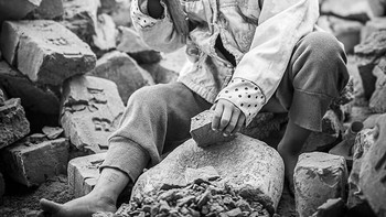 Didefinisikan sebagai pekerjaan yang merampas martabat anak-anak dan menghambat pertumbuhan mereka, foto-foto ini merangkum esensi pahit dari kehidupan anak muda yang dibayangi tanggung jawab. Foto: Hana Pešková/Boredpanda