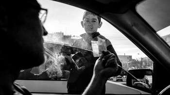 Dari jalanan Asia yang ramai hingga momen-momen intim di dalam rumah tangga, lensa tidak hanya menangkap kerja keras yang melelahkan, tetapi juga momen-momen tenang yang penuh dengan ketangguhan dan tekad. Foto: Hana Pešková/Boredpanda