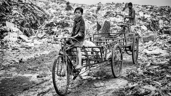 Setiap bingkai menggambarkan narasi tentang kelangsungan hidup dan pengorbanan, di mana anak-anak, dengan campuran kebanggaan dan kepasrahan, menavigasi dunia yang penuh dengan gerhana pekerjaan. Foto: Hana Pešková/Boredpanda