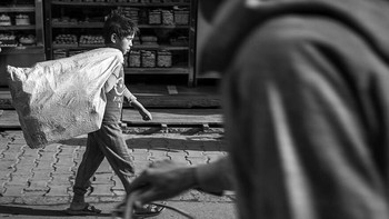 Namun, di tengah-tengah kesungguhan itu, sekilas tawa dan momen-momen sukacita yang sekilas menembus, mengingatkan kita akan semangat gigih yang bertahan bahkan dalam menghadapi kesulitan. Foto: Hana Pešková/Boredpanda