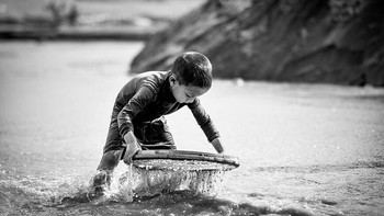 Membentang di berbagai lanskap dari Bangladesh hingga India, Kirgistan, dan Iran, koleksi ini berfungsi sebagai pengingat yang tajam akan universalitas dari masalah ini. Foto: Hana Pešková/Boredpanda