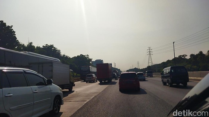 Jalan Tol Jakarta-Cikampek Ramai Lancar untuk Pemudik di Pagi Hari