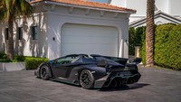 Lamborghini Veneno Roadster ini merupakan produksi kedua dari sembilan unit yang pernah dibuat. Mobil itu dicat hitam matte dengan pilihan aksen hijau cerah di seluruh eksterior, termasuk splitter depan, side skirt, dan diffuser belakang.Foto: SBX Cars