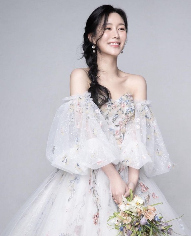 Saat itu, para tamu undangan dilarang mengunggah momen pernikahan Lee Seung Gi dan Lee Da In di media sosial. Namun, beredar video Lee Seung Gi menyanyikan lagu romantis ‘Will You Marry Me’ sambil berlutut dan memegang tangan istrinya Lee Da In. Foto: dok. Instagram @xx__dain