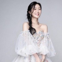 Saat itu, para tamu undangan dilarang mengunggah momen pernikahan Lee Seung Gi dan Lee Da In di media sosial. Namun, beredar video Lee Seung Gi menyanyikan lagu romantis ‘Will You Marry Me’ sambil berlutut dan memegang tangan istrinya Lee Da In. Foto: dok. Instagram @xx__dain