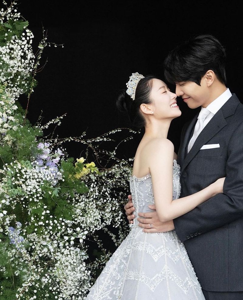 Lee Seung Gi dan Lee Da In merayakan satu tahun pernikahan Lee Seung Gi dan Lee Da In merayakan satu tahun pernikahan