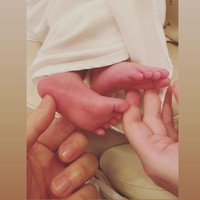 Selain membagikan foto romantis bersama Lee Seung Gi, Lee Da In juga menunjukkan sekilas foto anak mereka. “Dan sekarang kami menjadi keluarga beranggotakan tiga orang 🍼” tulisnya. Foto: dok. Instagram @xx__dain