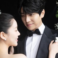 Dalam foto yang dibagikan, Lee Seung Gi tampak menatap Lee Da In dengan penuh cinta. Keduanya memutuskan untuk menikah tahun lalu setelah dua tahun berpacaran. Foto: dok. Instagram @xx__dain