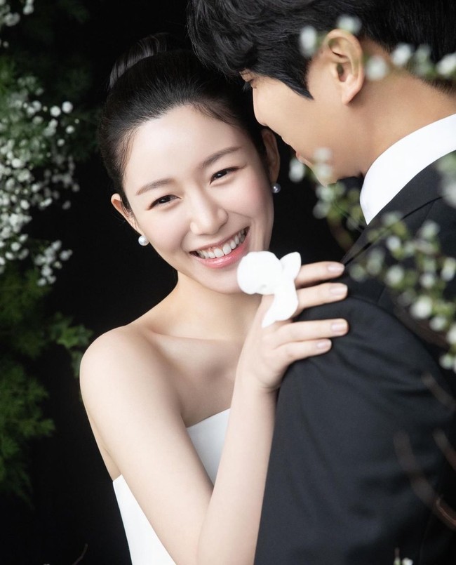 “Selamat ulang tahun pernikahan pertama💍Terima kasih atas dukungan kalian yang tiada henti (Itu adalah hari yang sangat menyenangkan di mana aku mengambil banyak foto cantik.. tentu saja, hanya aku yang cantik)” tulis Lee Da In sebagai keterangan foto dengan candaan. Foto: dok. Instagram @xx__dain