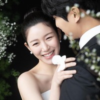 “Selamat ulang tahun pernikahan pertama💍Terima kasih atas dukungan kalian yang tiada henti (Itu adalah hari yang sangat menyenangkan di mana aku mengambil banyak foto cantik.. tentu saja, hanya aku yang cantik)” tulis Lee Da In sebagai keterangan foto dengan candaan. Foto: dok. Instagram @xx__dain