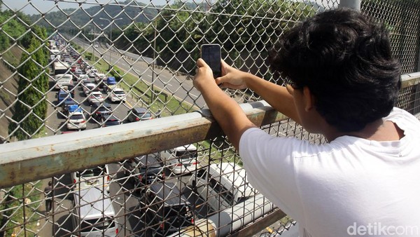 Macet Tol Merak Jadi Tontotan Warga